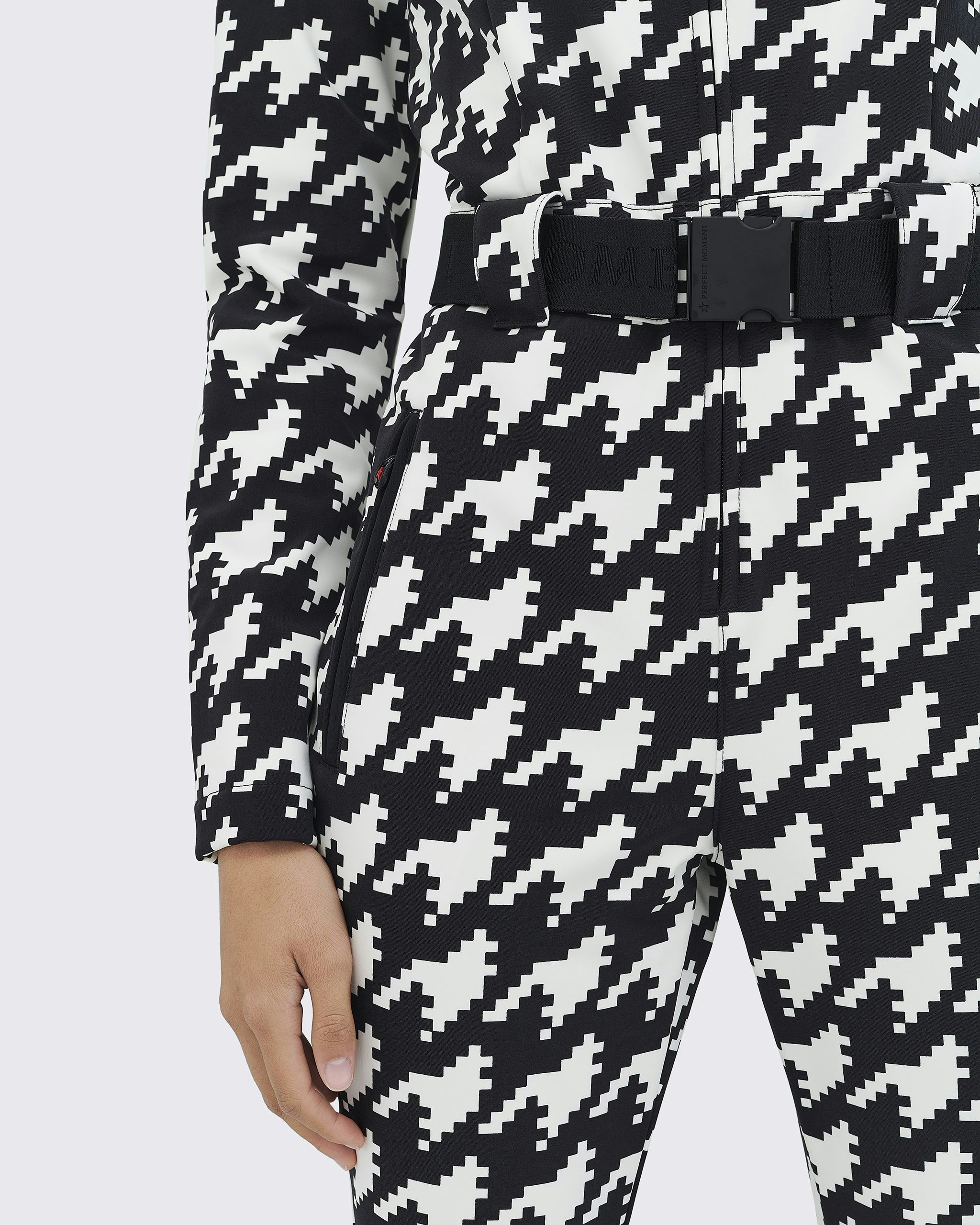 All you need is a pair of cool houndstooth pants this winter